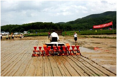 傾角傳感器在水田平地機(jī)上的應(yīng)用介紹 